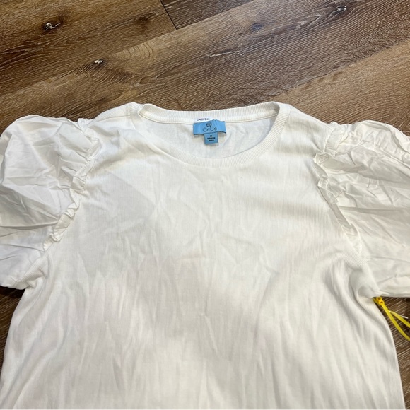 White T, very comfortable, wide shoulders, soft perfect size. - Picture 2 of 4